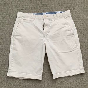 Men’s Gap Flat front Khaki Shorts - Size 31